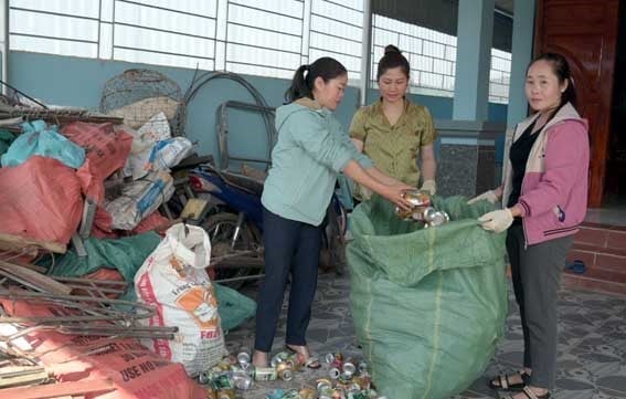Hội viên phụ nữ Mường Nhé đóng góp phế liệu tham gia mô hình biến rác thành tiền. Ảnh: Hoàng Châu. Hội viên phụ nữ Mường Nhé đóng góp phế liệu tham gia mô hình biến rác thành tiền. Ảnh: Hoàng Châu.