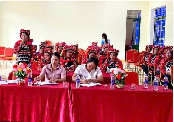 Thành viên tổ truyền thông cộng đồng trong huyện Mường Nhé tham gia tập huấn kỹ năng về bình đẳng giới. Ảnh: Hoàng Châu. Thành viên tổ truyền thông cộng đồng trong huyện Mường Nhé tham gia tập huấn kỹ năng về bình đẳng giới. Ảnh: Hoàng Châu.