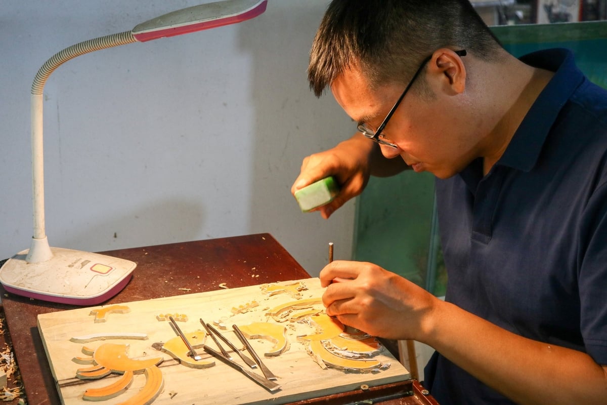 Anh Nguyễn Hữu Đạo miệt mài với công việc làm tranh. Ảnh: Lâm Nhi. Anh Nguyễn Hữu Đạo miệt mài với công việc làm tranh. Ảnh: Lâm Nhi.