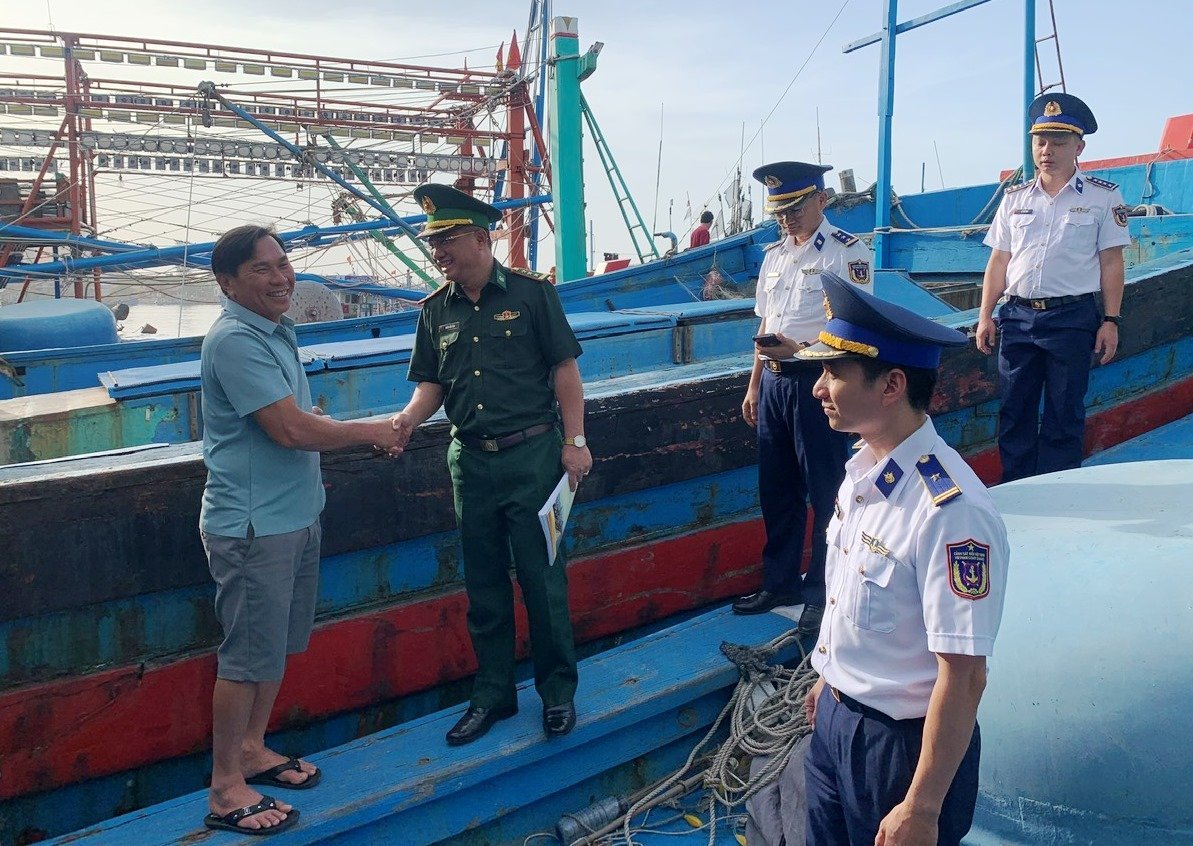 Lực lượng chức năng làm việc với chủ tàu, thuyền trưởng để hướng dẫn thủ tục cấp giấy tờ, tuyên truyền thực hiện IUU. Ảnh: Lan Anh Lực lượng chức năng làm việc với chủ tàu, thuyền trưởng để hướng dẫn thủ tục cấp giấy tờ, tuyên truyền thực hiện IUU. Ảnh: Lan Anh
