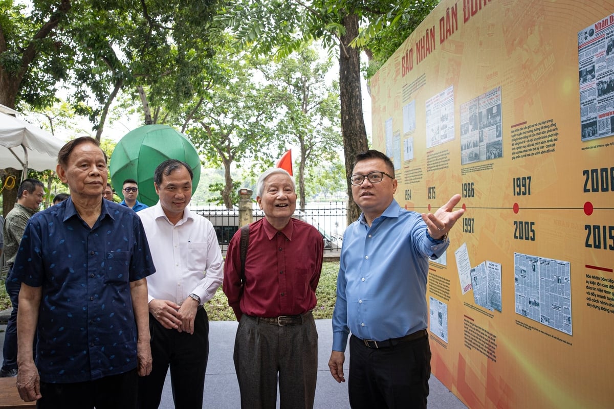 TBT báo Nhân dân Lê Quốc Minh giới thiệu các dấu mốc báo chí cách mạng Việt Nam trong dòng chảy 100 năm lịch sử. Ảnh: Báo Nhân dân. TBT báo Nhân dân Lê Quốc Minh giới thiệu các dấu mốc báo chí cách mạng Việt Nam trong dòng chảy 100 năm lịch sử. Ảnh: Báo Nhân dân.