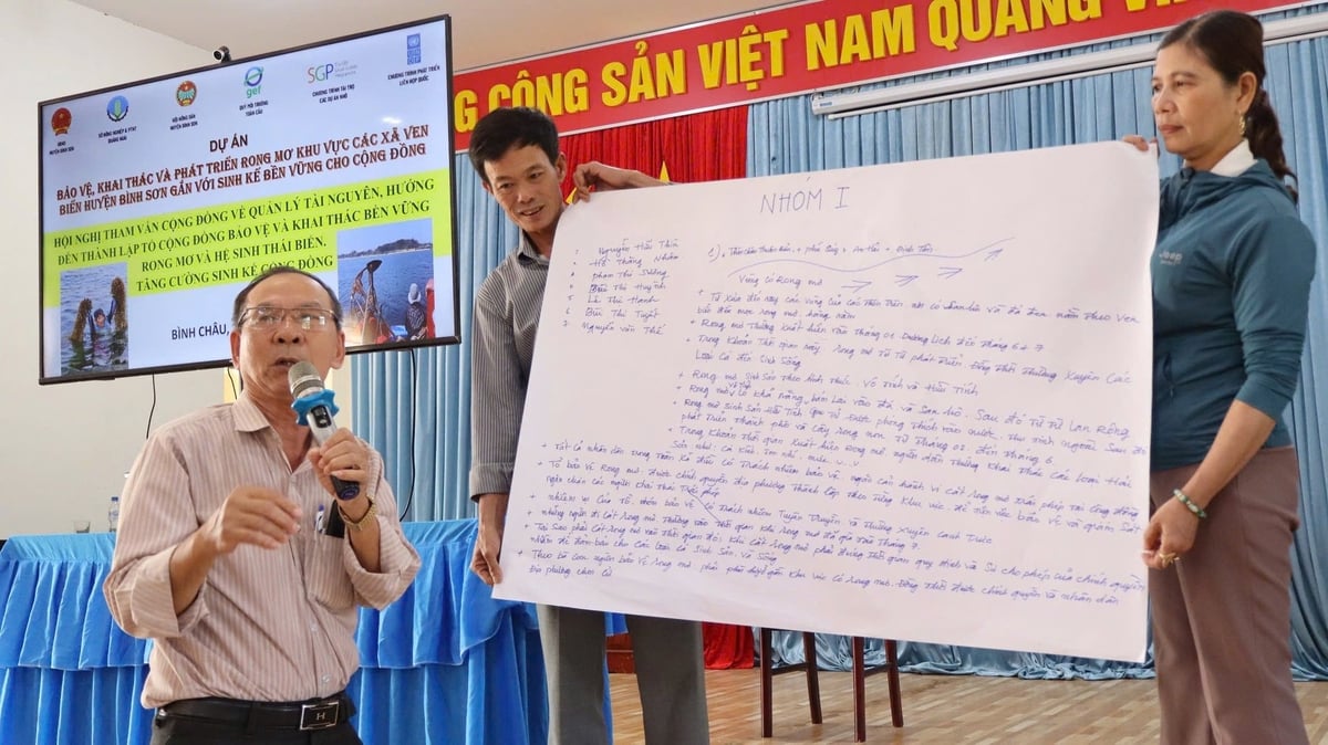 Tuyên truyền tập huấn kỹ thuật khai thác rong mơ bền vững cho người dân. Ảnh: Võ Hà. Tuyên truyền tập huấn kỹ thuật khai thác rong mơ bền vững cho người dân. Ảnh: Võ Hà.