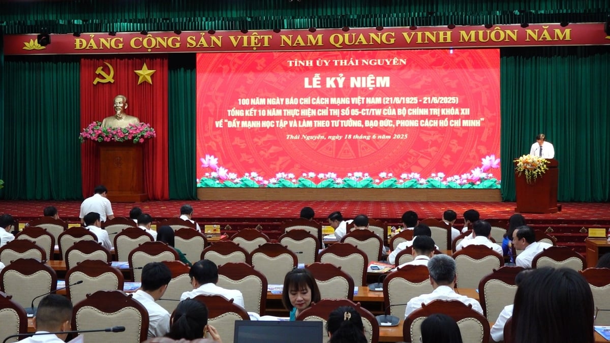 Lễ kỷ niệm 100 năm Ngày Báo chí cách mạng Việt Nam (21/6/1925 – 21/6/2025) tại Thái Nguyên, sáng 18/6. Ảnh: Quang Linh. Lễ kỷ niệm 100 năm Ngày Báo chí cách mạng Việt Nam (21/6/1925 – 21/6/2025) tại Thái Nguyên, sáng 18/6. Ảnh: Quang Linh.