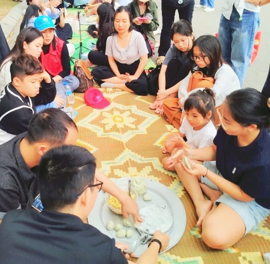 Thợ làm bánh khúc làng Diềm hướng dẫn du khách trải nghiệm làm bánh khúc. Ảnh: Bắc Ninh gov. Thợ làm bánh khúc làng Diềm hướng dẫn du khách trải nghiệm làm bánh khúc. Ảnh: Bắc Ninh gov.