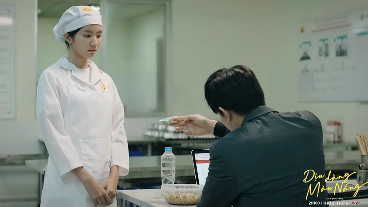 Xuân không ngờ Phong sẵn sàng trả 100.000 cho một bát mì tôm. Ảnh CMH Xuân không ngờ Phong sẵn sàng trả 100.000 cho một bát mì tôm. Ảnh CMH