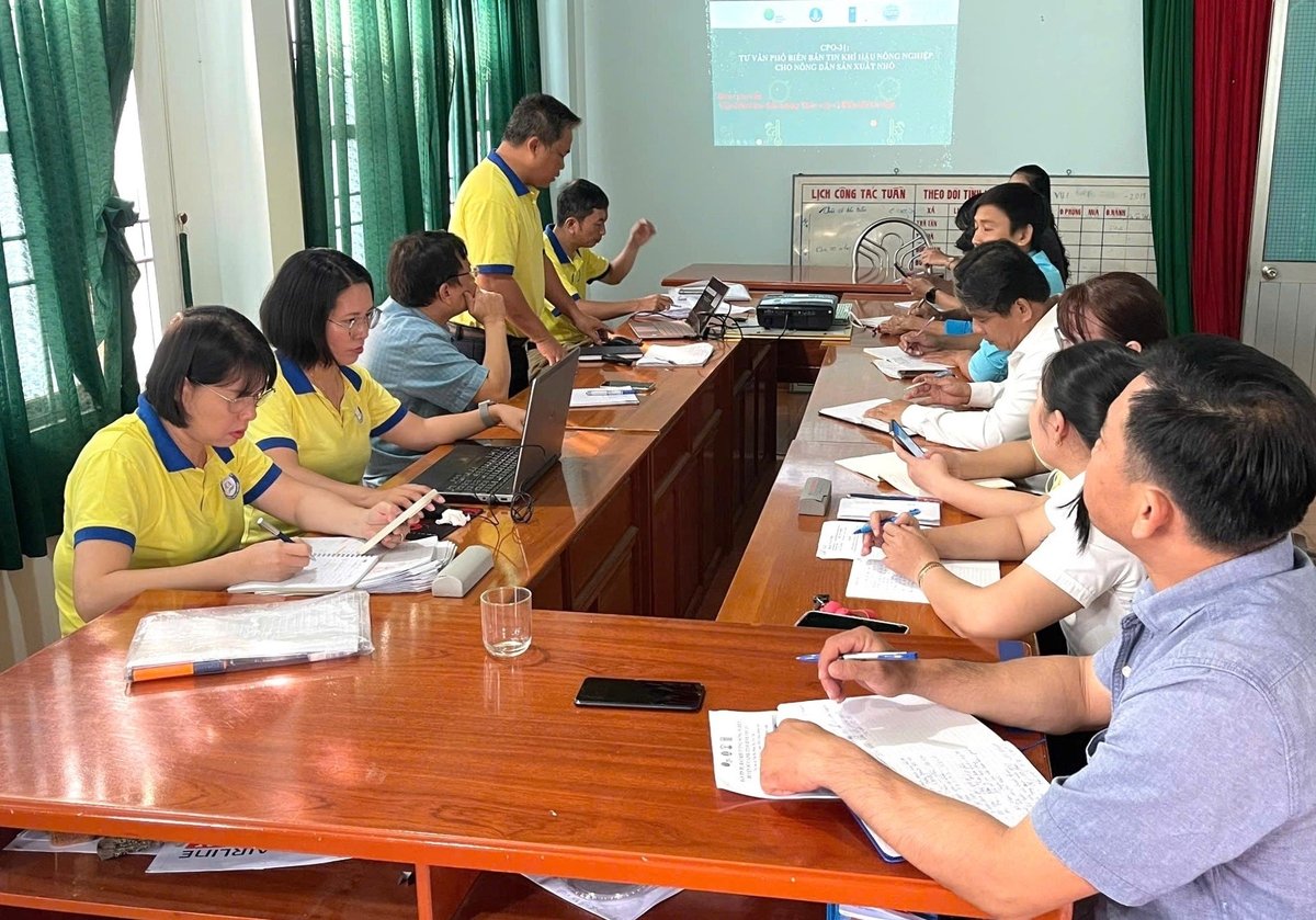 Một buổi tư vấn lồng ghép bản tin khí hậu nông nghiệp tại huyện Đức Linh, tỉnh Bình Thuận năm 2024. Ảnh: TN. Một buổi tư vấn lồng ghép bản tin khí hậu nông nghiệp tại huyện Đức Linh, tỉnh Bình Thuận năm 2024. Ảnh: TN.