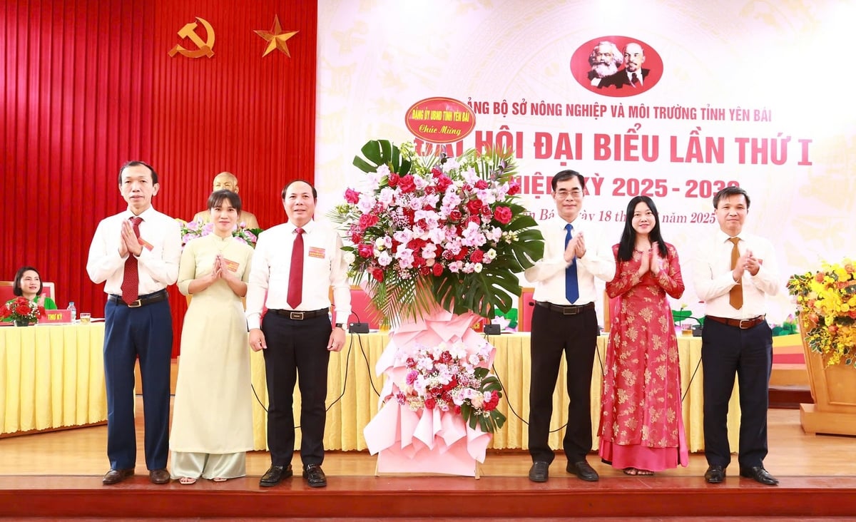 Ông Đỗ Quang Minh, Ủy viên Ban Chấp hành Đảng bộ tỉnh, Phó Bí thư Đảng ủy UBND tỉnh Yên Bái tặng hoa chúc mừng Đại hội. Ảnh: Thanh Ngà.