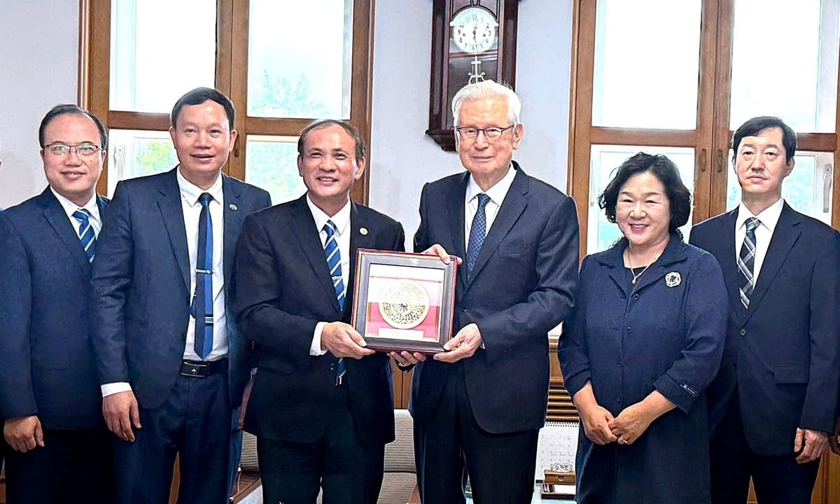 GS-TS Nguyễn Trung Việt được Đại học Keimyung vinh danh. Ảnh: TLU. GS-TS Nguyễn Trung Việt được Đại học Keimyung vinh danh. Ảnh: TLU.