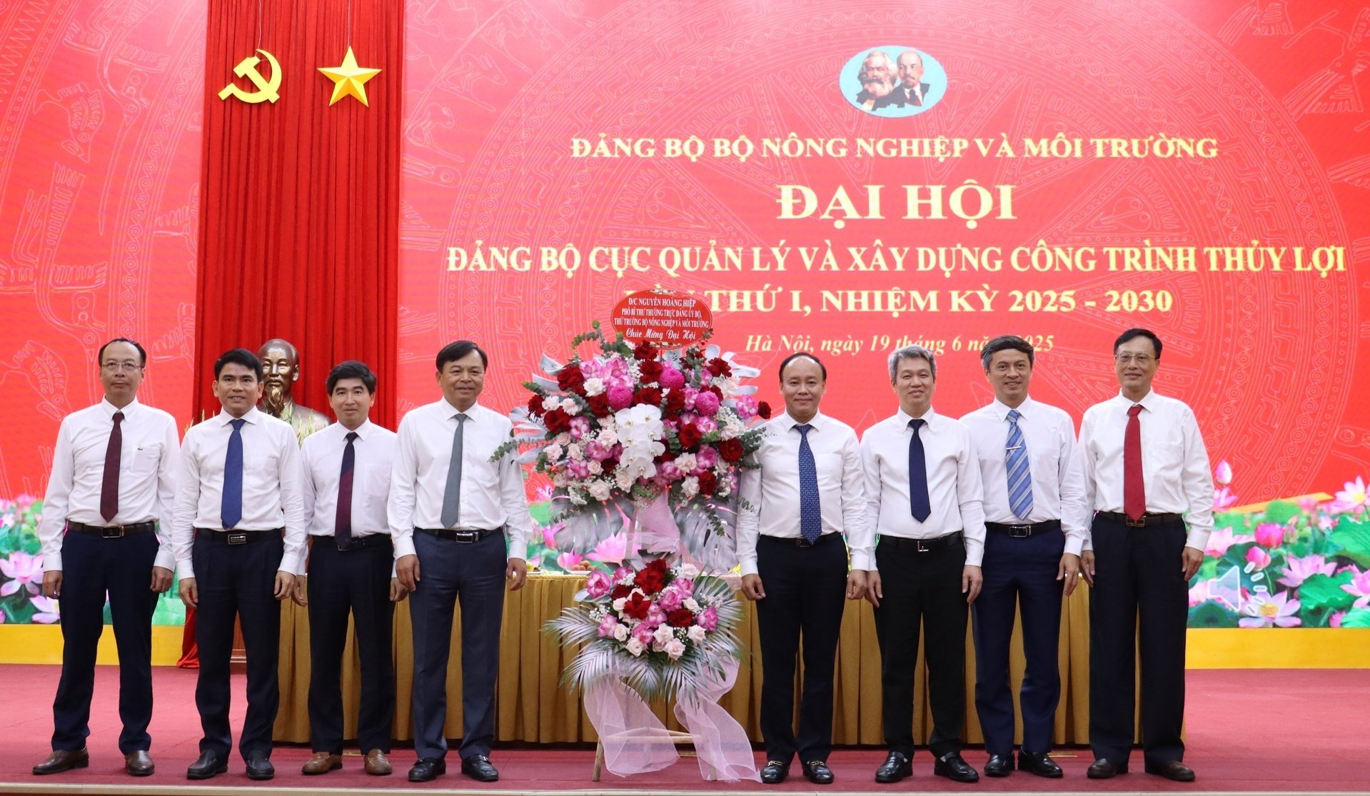 Thứ trưởng Nguyễn Hoàng Hiệp tặng hoa, chúc mừng thành công Đại hội Đảng bộ Cục Quản lý và Xây dựng công trình thủy lợi, nhiệm kỳ 2025 - 2030. Ảnh: Nguyễn Thủy. Thứ trưởng Nguyễn Hoàng Hiệp tặng hoa, chúc mừng thành công Đại hội Đảng bộ Cục Quản lý và Xây dựng công trình thủy lợi, nhiệm kỳ 2025 - 2030. Ảnh: Nguyễn Thủy.