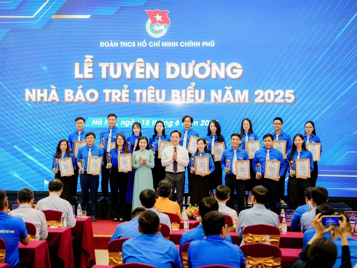 Lễ tuyên dương nhà báo trẻ tiêu biểu thuộc Đoàn Thanh niên Chính phủ là sự kiện chào mừng Đại hội Đảng bộ Chính phủ lần thứ I, nhiệm kỳ 2025-2030. Ảnh: Báo Dân tộc và Phát triển. Lễ tuyên dương nhà báo trẻ tiêu biểu thuộc Đoàn Thanh niên Chính phủ là sự kiện chào mừng Đại hội Đảng bộ Chính phủ lần thứ I, nhiệm kỳ 2025-2030. Ảnh: Báo Dân tộc và Phát triển.