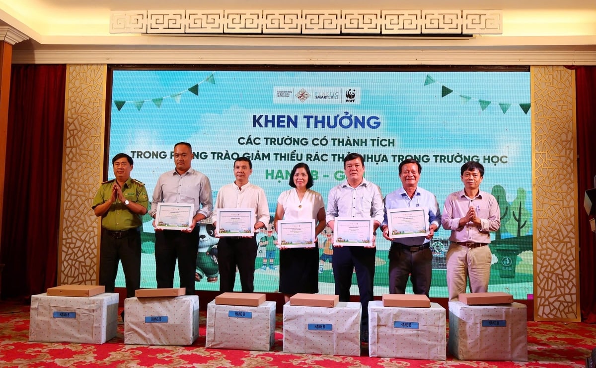 Khen thưởng các trường học tiêu biểu trong phong trào giảm thiểu rác thải nhựa. Ảnh: Văn Dinh. Khen thưởng các trường học tiêu biểu trong phong trào giảm thiểu rác thải nhựa. Ảnh: Văn Dinh.
