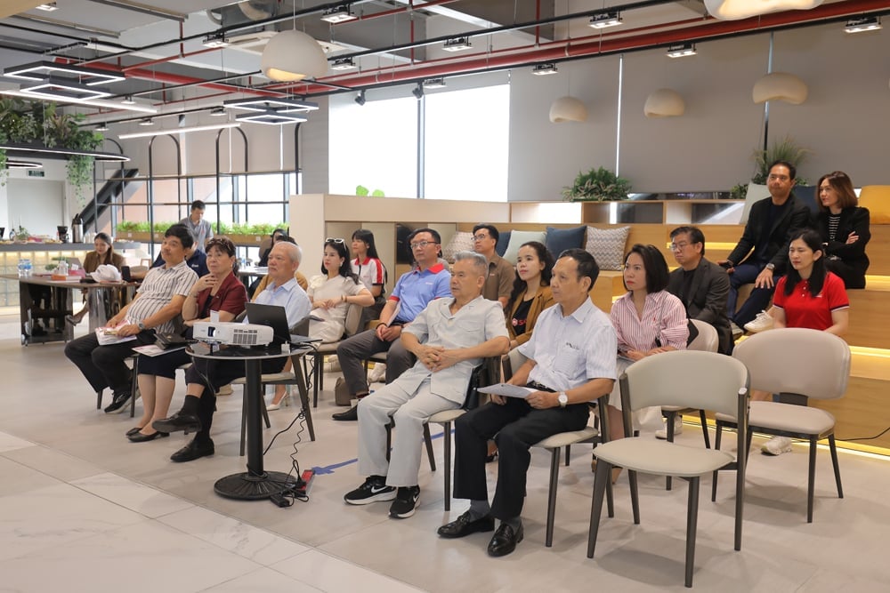 Khách tham quan nghe chia sẻ tại khu vực Co-working. Ảnh: SCG. Khách tham quan nghe chia sẻ tại khu vực Co-working. Ảnh: SCG.