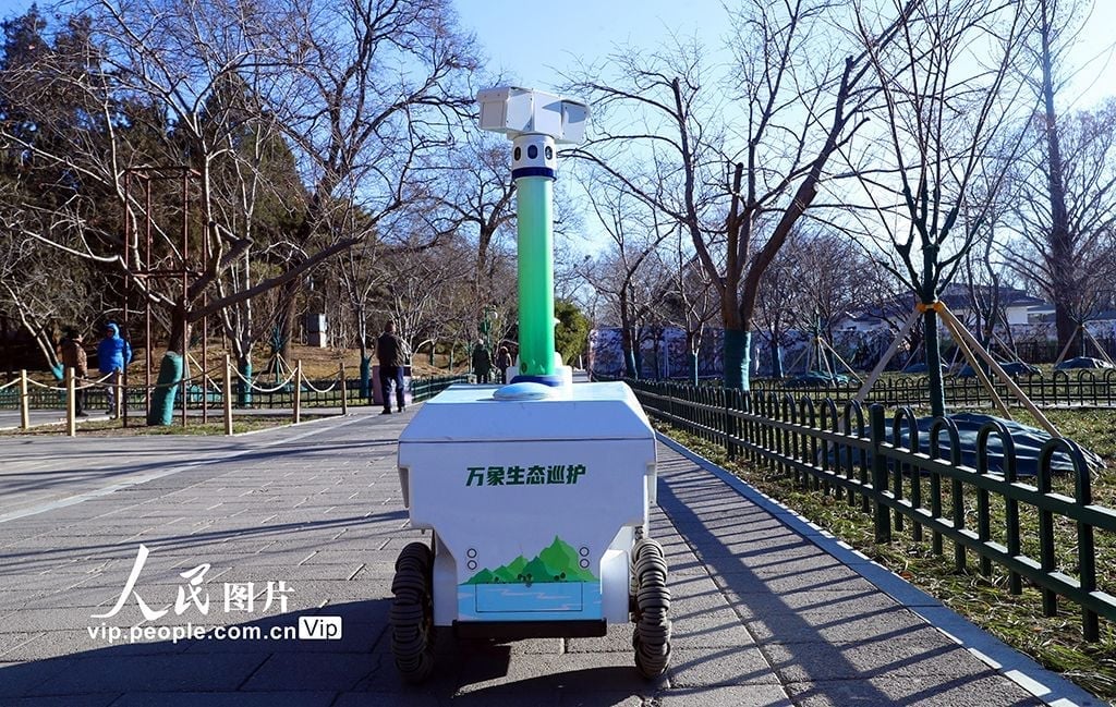 Robot tuần tra quan giám sát môi trường sinh thái bên trong công viên Yuyuantan ở thủ đô Bắc Kinh. Ảnh: CNN. Robot tuần tra quan giám sát môi trường sinh thái bên trong công viên Yuyuantan ở thủ đô Bắc Kinh. Ảnh: CNN.