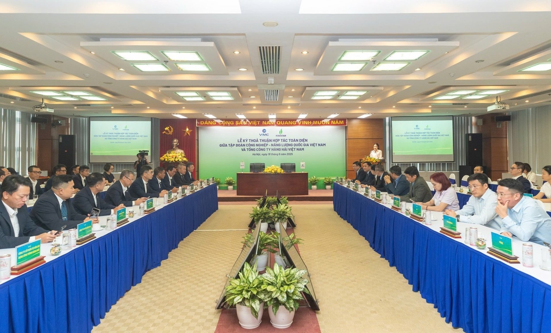 Toàn cảnh lễ ký. Ảnh: PV. Toàn cảnh lễ ký. Ảnh: PV.