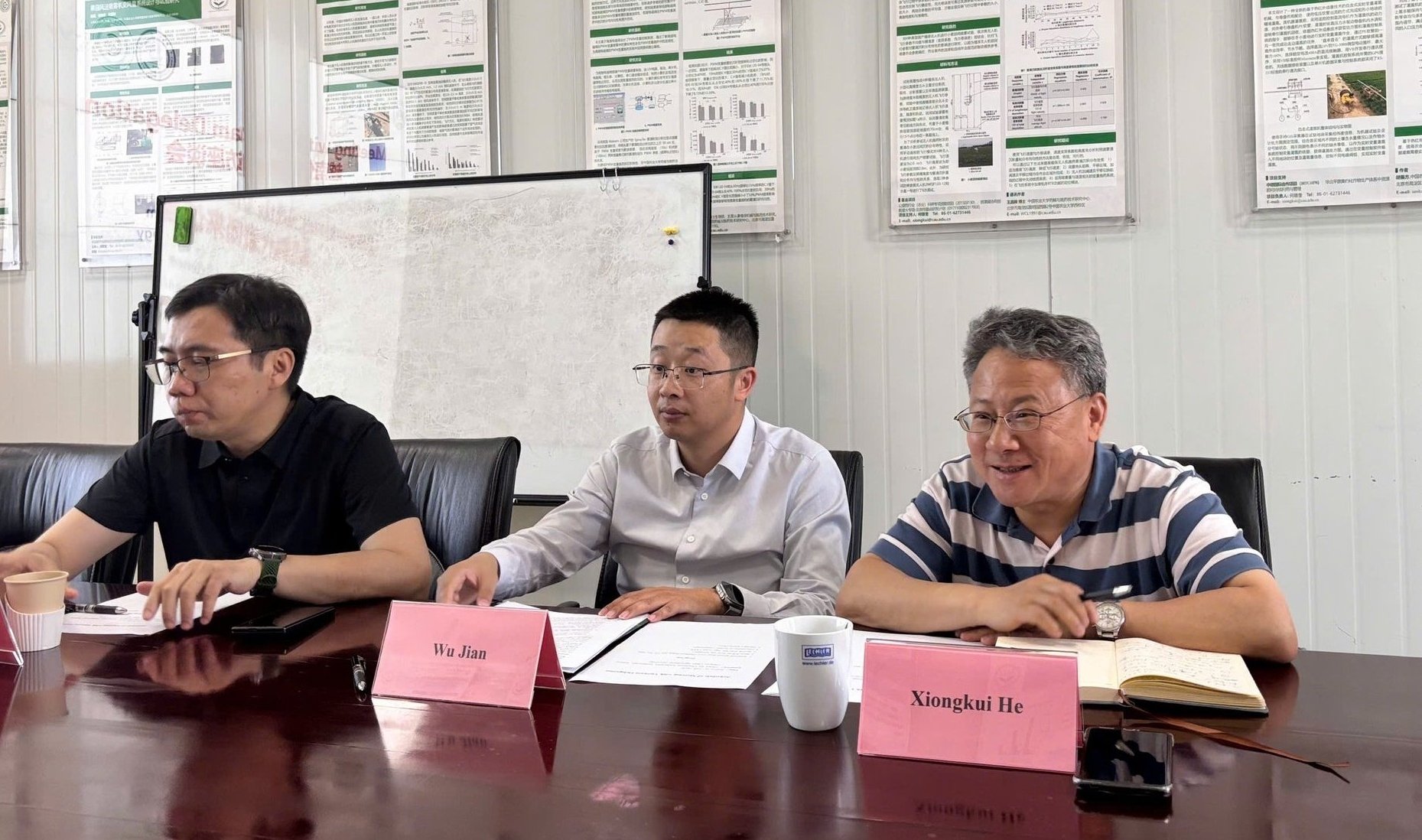 GS Xiongkui He (bìa phải) kỳ vọng vào những nền tảng ban đầu trong mối quan hệ hợp tác nông nghiệp sâu rộng hơn nữa giữa Việt Nam và Trung Quốc. Ảnh: Kiều Chi. GS Xiongkui He (bìa phải) kỳ vọng vào những nền tảng ban đầu trong mối quan hệ hợp tác nông nghiệp sâu rộng hơn nữa giữa Việt Nam và Trung Quốc. Ảnh: Kiều Chi.