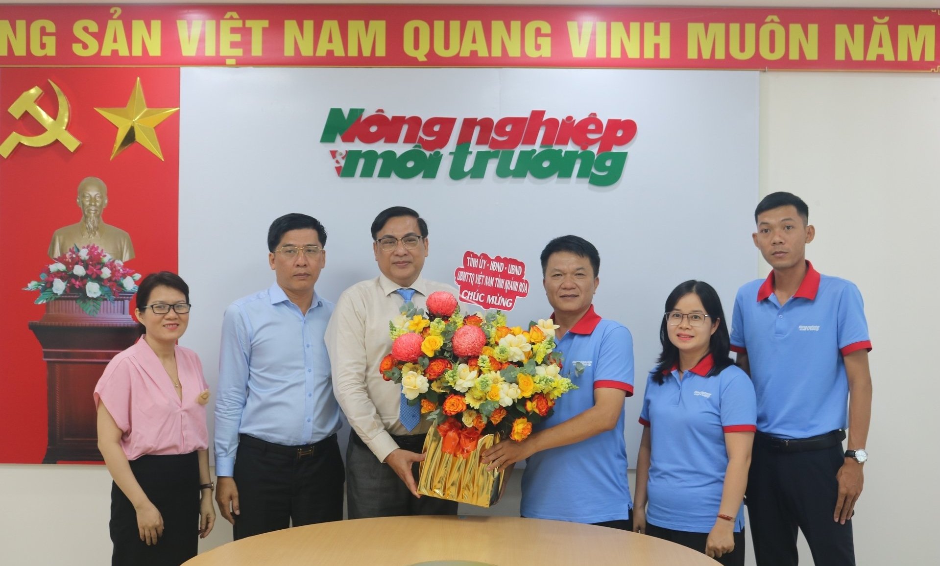 Ông Lê Hữu Thọ, Ủy viên Ban Thường vụ Tỉnh ủy, Trưởng Ban Tuyên giáo và Dân vận Tỉnh ủy Khánh Hòa tặng hoa cho Văn phòng đại diện Báo Nông nghiệp và Môi trường. Ảnh: KS. Ông Lê Hữu Thọ, Ủy viên Ban Thường vụ Tỉnh ủy, Trưởng Ban Tuyên giáo và Dân vận Tỉnh ủy Khánh Hòa tặng hoa cho Văn phòng đại diện Báo Nông nghiệp và Môi trường. Ảnh: KS.