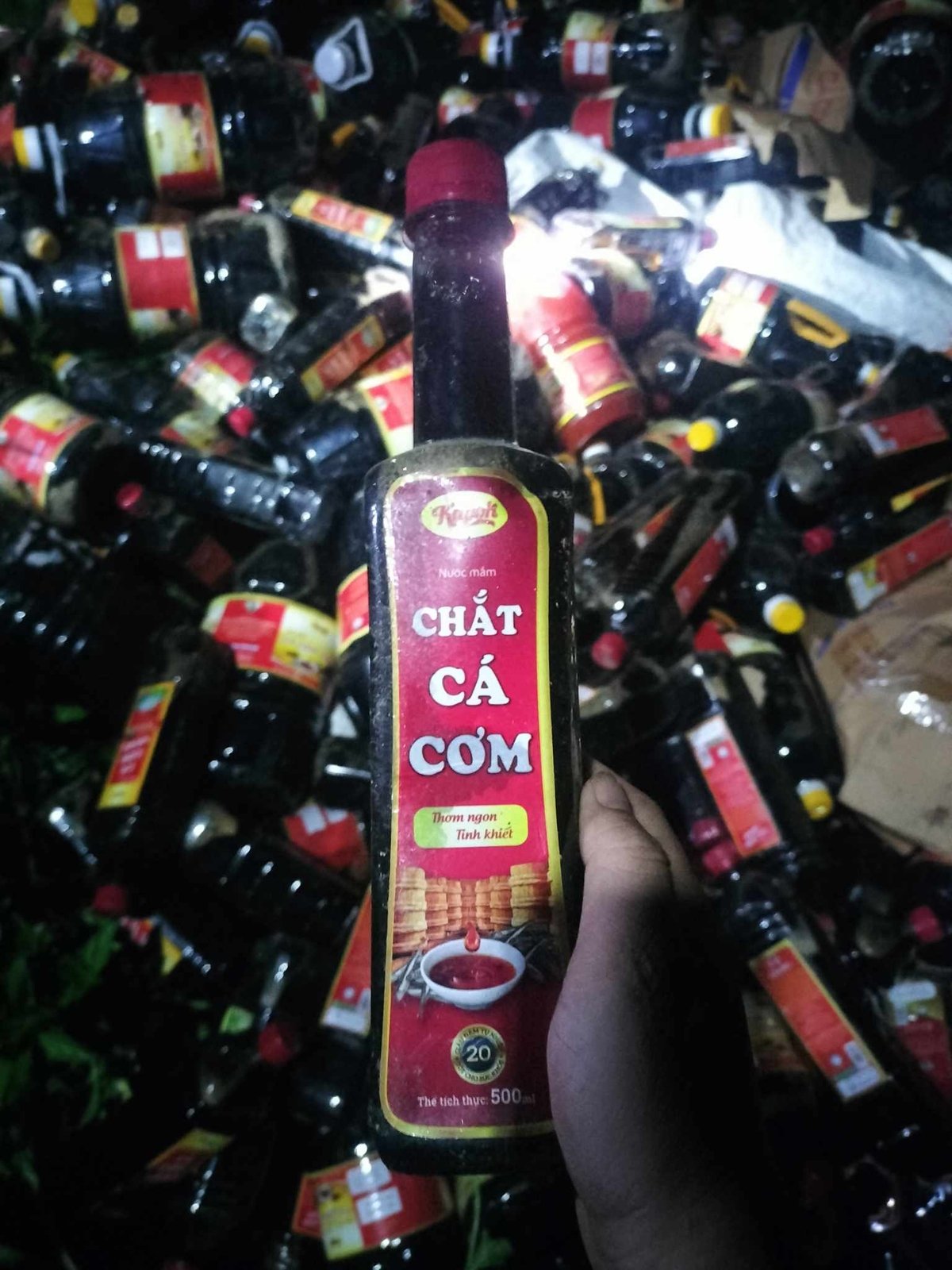 Trên chai nước mắm có ghi thương hiệu 'chắt cá cơm'. Ảnh: CTV. Trên chai nước mắm có ghi thương hiệu 'chắt cá cơm'. Ảnh: CTV.