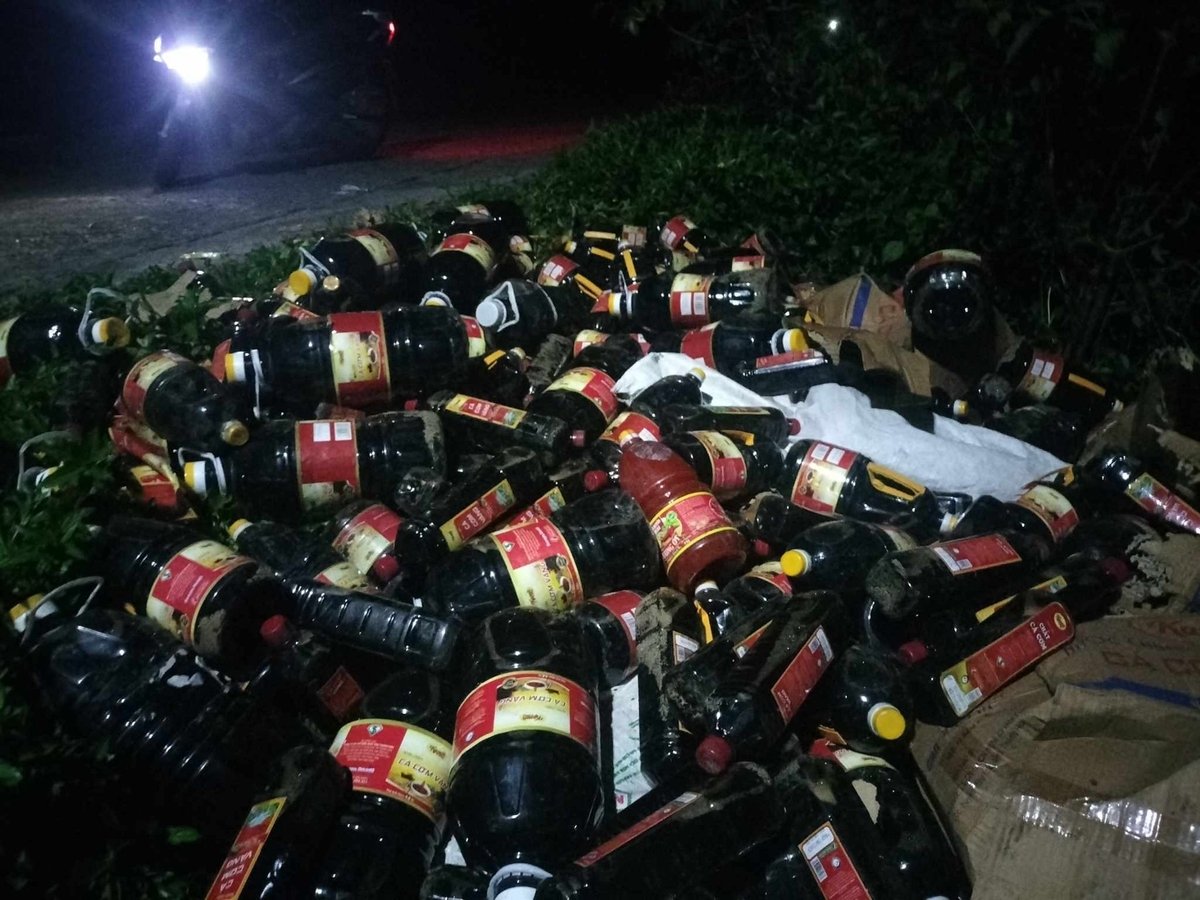 Những chai nước mắm bị vứt bỏ bên đường được người dân phát hiện. Ảnh: CTV. Những chai nước mắm bị vứt bỏ bên đường được người dân phát hiện. Ảnh: CTV.