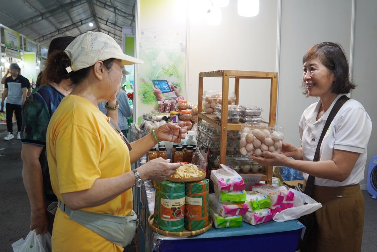 Nhiều loại nông sản, thực phẩm được bày bán tại Tuần lễ, với giá ưu đãi thu hút người dân. Ảnh: Nguyễn Thủy. Nhiều loại nông sản, thực phẩm được bày bán tại Tuần lễ, với giá ưu đãi thu hút người dân. Ảnh: Nguyễn Thủy.