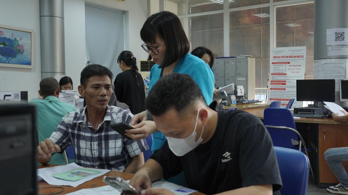 Hầu hết các bước thủ tục hiện nay đều được thực hiện qua Cổng Dịch vụ công, giúp tiết kiệm thời gian và thuận tiện hơn cho người dân. Ảnh: Minh Toàn. Hầu hết các bước thủ tục hiện nay đều được thực hiện qua Cổng Dịch vụ công, giúp tiết kiệm thời gian và thuận tiện hơn cho người dân. Ảnh: Minh Toàn.
