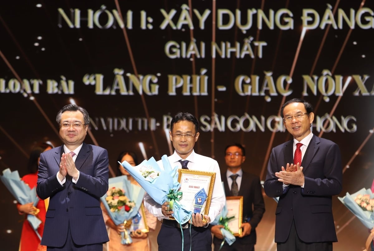 Lãnh đạo TPHCM hoan nghênh tác giả có tác phẩm xuất sắc. Ảnh: Đình Du. Lãnh đạo TPHCM hoan nghênh tác giả có tác phẩm xuất sắc. Ảnh: Đình Du.