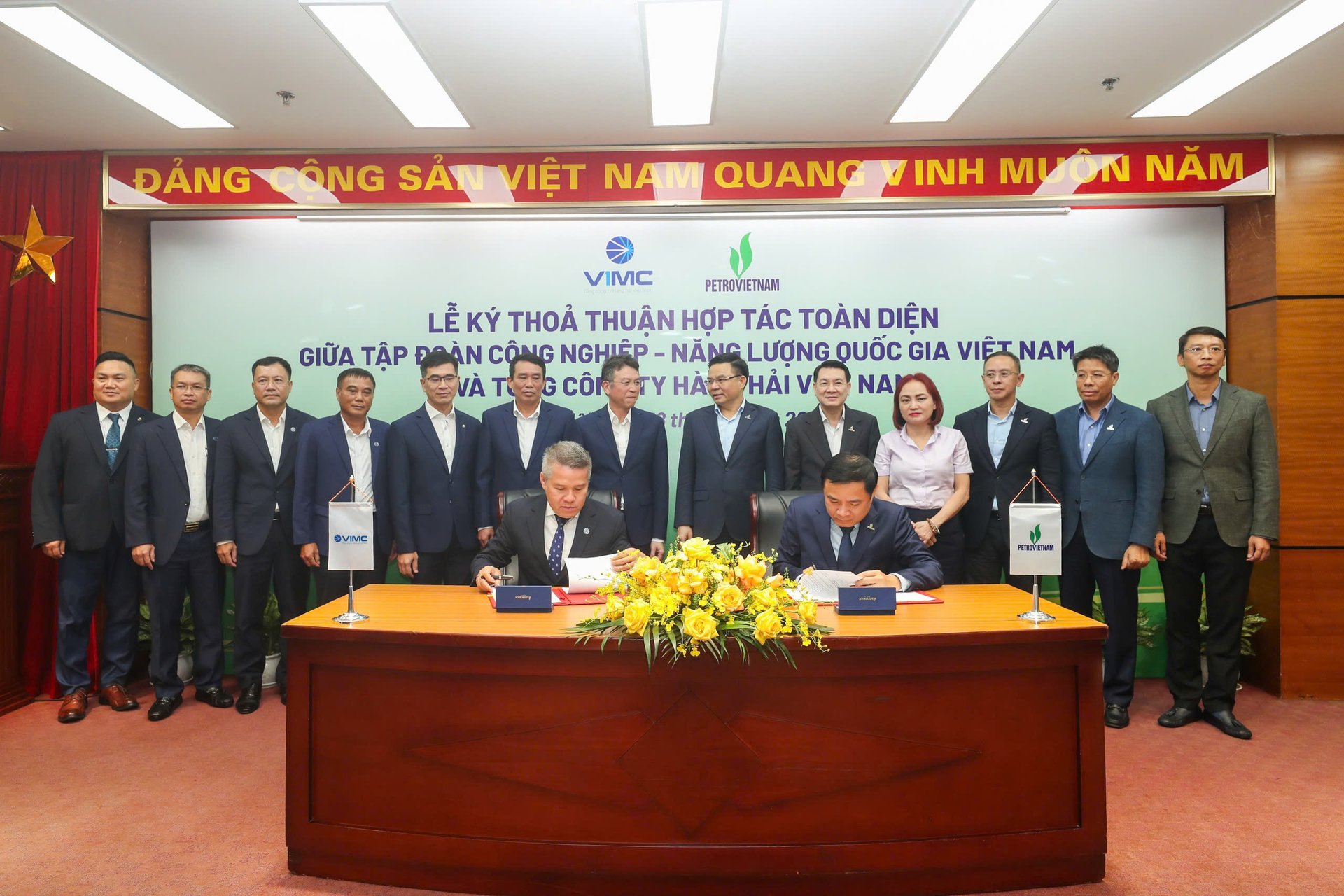 Tổng Giám đốc Petrovietnam Lê Ngọc Sơn và Tổng Giám đốc VIMC Nguyễn Cảnh Tĩnh ký kết thỏa thuận hợp tác toàn diện. Ảnh: PV. Tổng Giám đốc Petrovietnam Lê Ngọc Sơn và Tổng Giám đốc VIMC Nguyễn Cảnh Tĩnh ký kết thỏa thuận hợp tác toàn diện. Ảnh: PV.