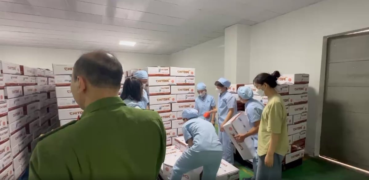 Lực lượng chức năng khám xét kho hàng của công ty Z Holding. Ảnh: Nguyễn Trường. Lực lượng chức năng khám xét kho hàng của công ty Z Holding. Ảnh: Nguyễn Trường.