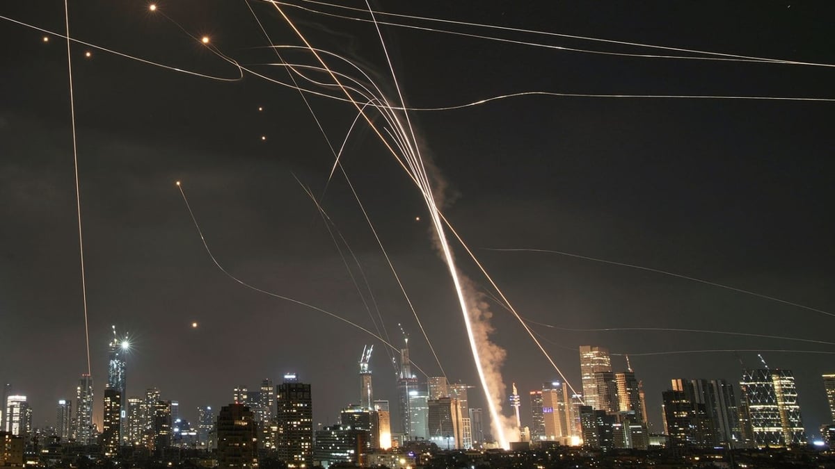 Một tên lửa bắn trúng các tòa nhà khi hệ thống phòng không Iron Dome của Israel khai hỏa để đánh chặn tên lửa trên bầu trời Tel Aviv, Israel, hôm 13/6. Ảnh: CNN. Một tên lửa bắn trúng các tòa nhà khi hệ thống phòng không Iron Dome của Israel khai hỏa để đánh chặn tên lửa trên bầu trời Tel Aviv, Israel, hôm 13/6. Ảnh: CNN.