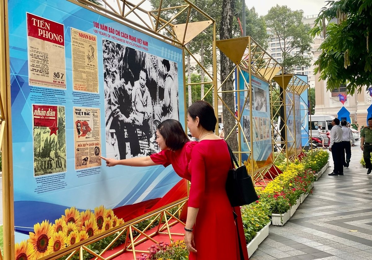 Người dân tham quan các tác phẩm báo chí. Ảnh: Đình Du. Người dân tham quan các tác phẩm báo chí. Ảnh: Đình Du.