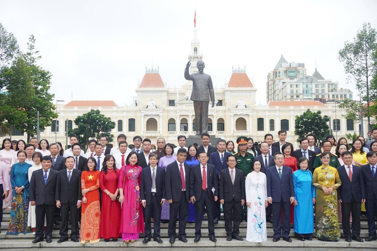 Ban tổ chức và lãnh đạo các cơ quan báo chí chụp hình kỷ niệm. Ảnh: Đình Du. Ban tổ chức và lãnh đạo các cơ quan báo chí chụp hình kỷ niệm. Ảnh: Đình Du.