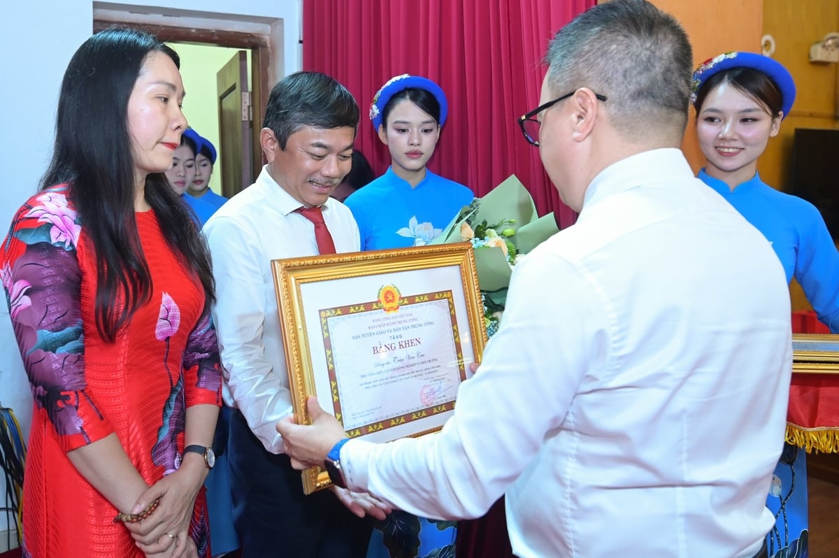 Phó Tổng Biên tập Báo Nông nghiệp và Môi trường Trần Văn Cao nhận bằng khen của Ban Tuyên giáo và Dân vận Trung ương. Ảnh: Tùng Đinh.