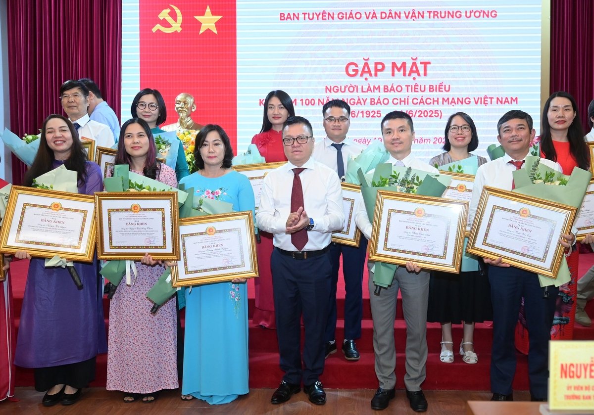 Ban Tuyên giáo và Dân vận Trung ương đã tặng quà tri ân 27 nhà báo lão thành và trao bằng khen cho 123 nhà báo có thành tích xuất sắc trong phong trào thi đua kỷ niệm 100 năm Báo chí Cách mạng Việt Nam. Ảnh: Tùng Đinh.