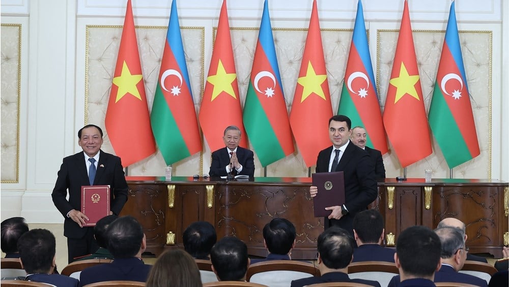Trước sự chứng kiến của Tổng Bí thư Tô Lâm và Tổng thống Azerbaijan Ilham Aliyev, Bộ trưởng Bộ VHTTDL Việt Nam Nguyễn Văn Hùng và Bộ trưởng Bộ Văn hóa Azerbaijan Adil Karimli trao Bản ghi nhớ hợp tác văn hóa (ngày 8/5/2025). Ảnh: Thống Nhất. Trước sự chứng kiến của Tổng Bí thư Tô Lâm và Tổng thống Azerbaijan Ilham Aliyev, Bộ trưởng Bộ VHTTDL Việt Nam Nguyễn Văn Hùng và Bộ trưởng Bộ Văn hóa Azerbaijan Adil Karimli trao Bản ghi nhớ hợp tác văn hóa (ngày 8/5/2025). Ảnh: Thống Nhất.