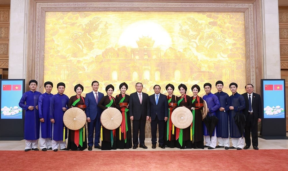 Thủ tướng Phạm Minh Chính, Thủ tướng Trung Quốc Lý Cường và Bộ trưởng Nguyễn Văn Hùng cùng với các liền anh, liền chị. Ảnh: Dương Giang. Thủ tướng Phạm Minh Chính, Thủ tướng Trung Quốc Lý Cường và Bộ trưởng Nguyễn Văn Hùng cùng với các liền anh, liền chị. Ảnh: Dương Giang.