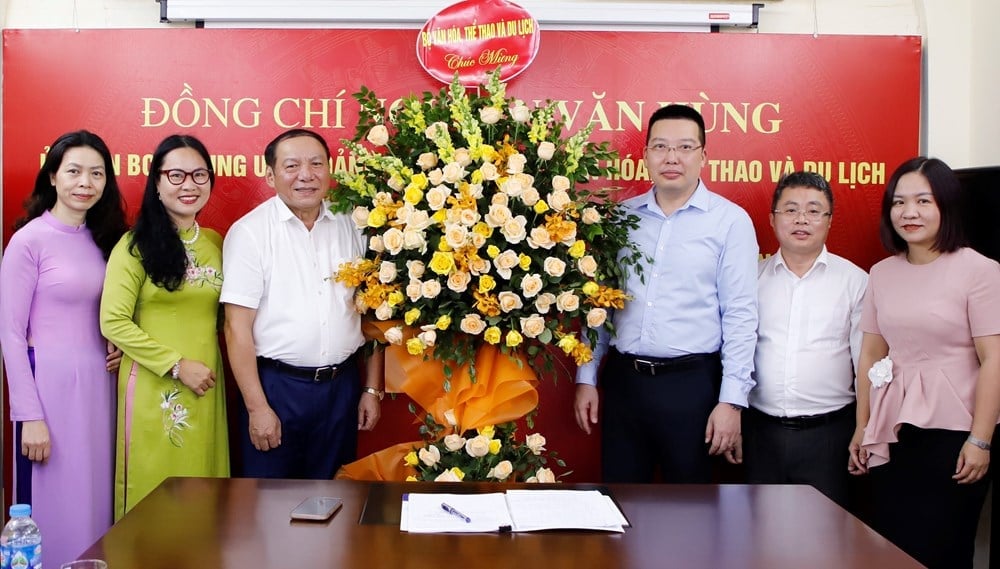 Bộ trưởng Nguyễn Văn Hùng thăm, làm việc và chúc mừng Báo Văn Hóa nhân kỷ niệm 98 năm Ngày Báo chí Cách mạng Việt Nam (21/6/1925 - 21/6/2023). Ảnh: Tr.Huấn. Bộ trưởng Nguyễn Văn Hùng thăm, làm việc và chúc mừng Báo Văn Hóa nhân kỷ niệm 98 năm Ngày Báo chí Cách mạng Việt Nam (21/6/1925 - 21/6/2023). Ảnh: Tr.Huấn.