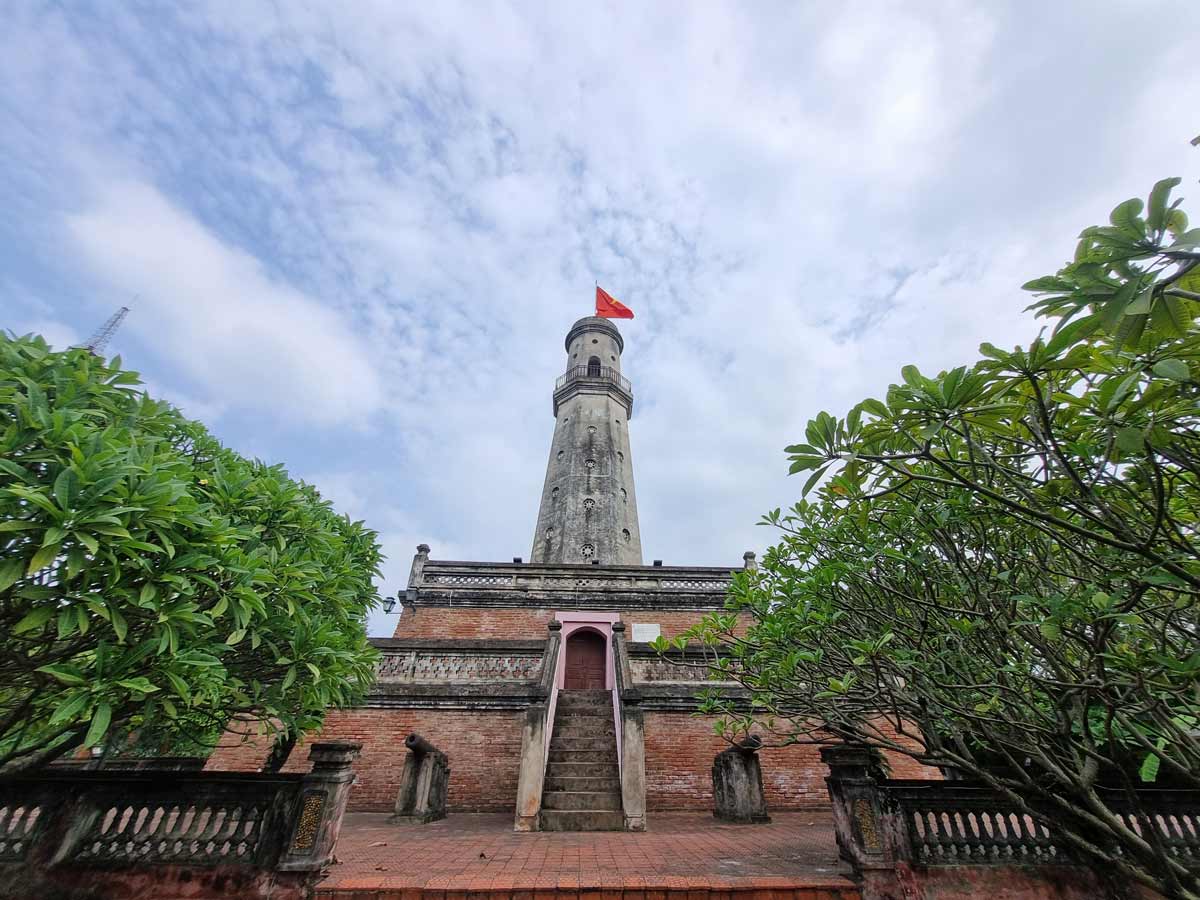 Cột cờ Nam Định - công trình biểu tượng của mảnh đất thành Nam. Ảnh: Báo Lao động. Cột cờ Nam Định - công trình biểu tượng của mảnh đất thành Nam. Ảnh: Báo Lao động.