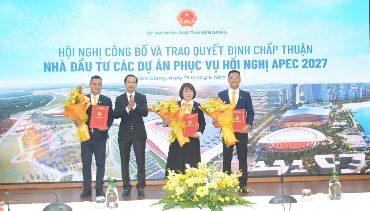 Chủ tịch UBND tỉnh Kiên Giang Nguyễn Thanh Nhàn (thứ 2 bên trái) trao quyết định chấp thuận nhà đầu tư cho 3 dự án trọng điểm phục vụ Hội nghị APEC 2027. Ảnh: Trung Chánh. Chủ tịch UBND tỉnh Kiên Giang Nguyễn Thanh Nhàn (thứ 2 bên trái) trao quyết định chấp thuận nhà đầu tư cho 3 dự án trọng điểm phục vụ Hội nghị APEC 2027. Ảnh: Trung Chánh.