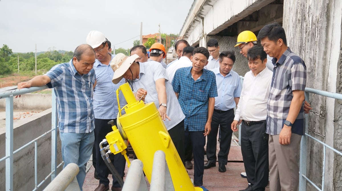 Đoàn công tác Cục Quản lý và Xây dựng công trình thủy lợi kiểm tra tiến độ nâng cấp, sửa chữa tràn xã lũ hồ Dầu Tiếng. Ảnh: Trần Trung. Đoàn công tác Cục Quản lý và Xây dựng công trình thủy lợi kiểm tra tiến độ nâng cấp, sửa chữa tràn xã lũ hồ Dầu Tiếng. Ảnh: Trần Trung.