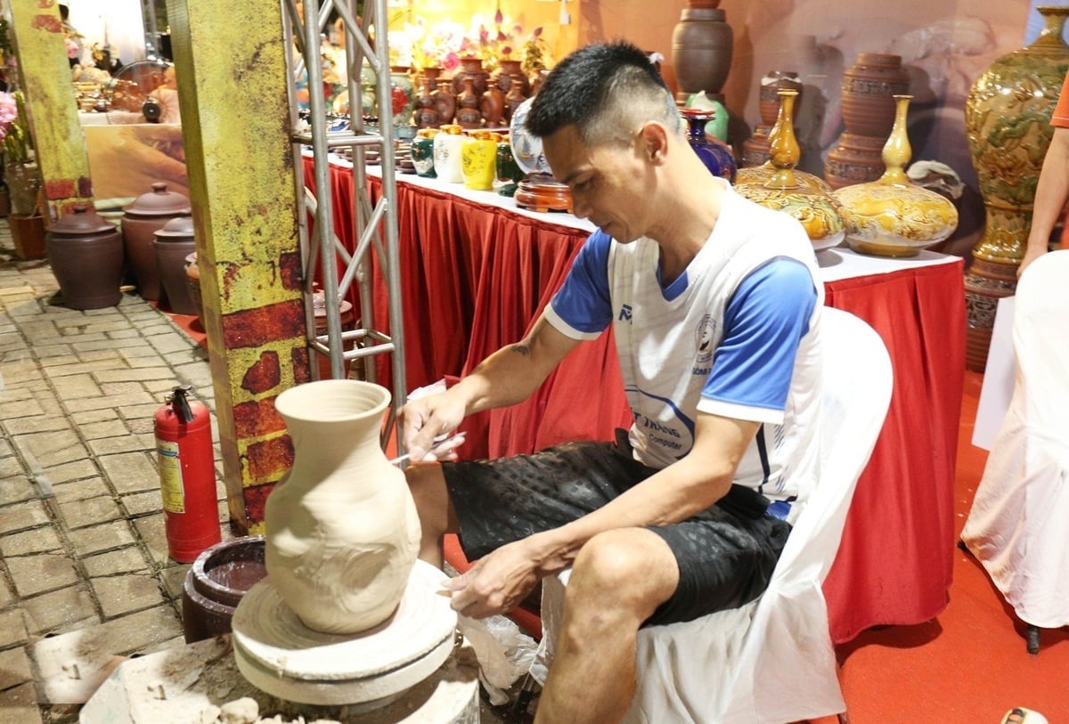 Du khách sẽ được khám phá không gian làng nghề truyền thống Bắc Ninh và các địa phương khác, chiêm ngưỡng sự khéo léo của các nghệ nhân. Ảnh: Bắc Ninh gov. Du khách sẽ được khám phá không gian làng nghề truyền thống Bắc Ninh và các địa phương khác, chiêm ngưỡng sự khéo léo của các nghệ nhân. Ảnh: Bắc Ninh gov.