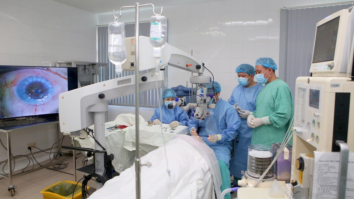 Các y, bác sĩ thực hiện các ca ghép giác mạc. Ảnh: BVCC. Các y, bác sĩ thực hiện các ca ghép giác mạc. Ảnh: BVCC.