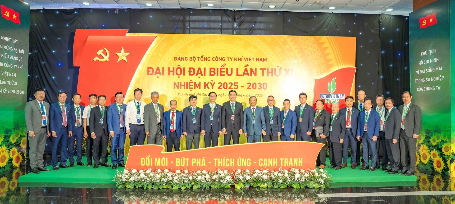 Lãnh đạo Tập đoàn, khách mời và đại biểu tham gia Đại hội chụp hình kỷ niệm. Ảnh: PV. Lãnh đạo Tập đoàn, khách mời và đại biểu tham gia Đại hội chụp hình kỷ niệm. Ảnh: PV.