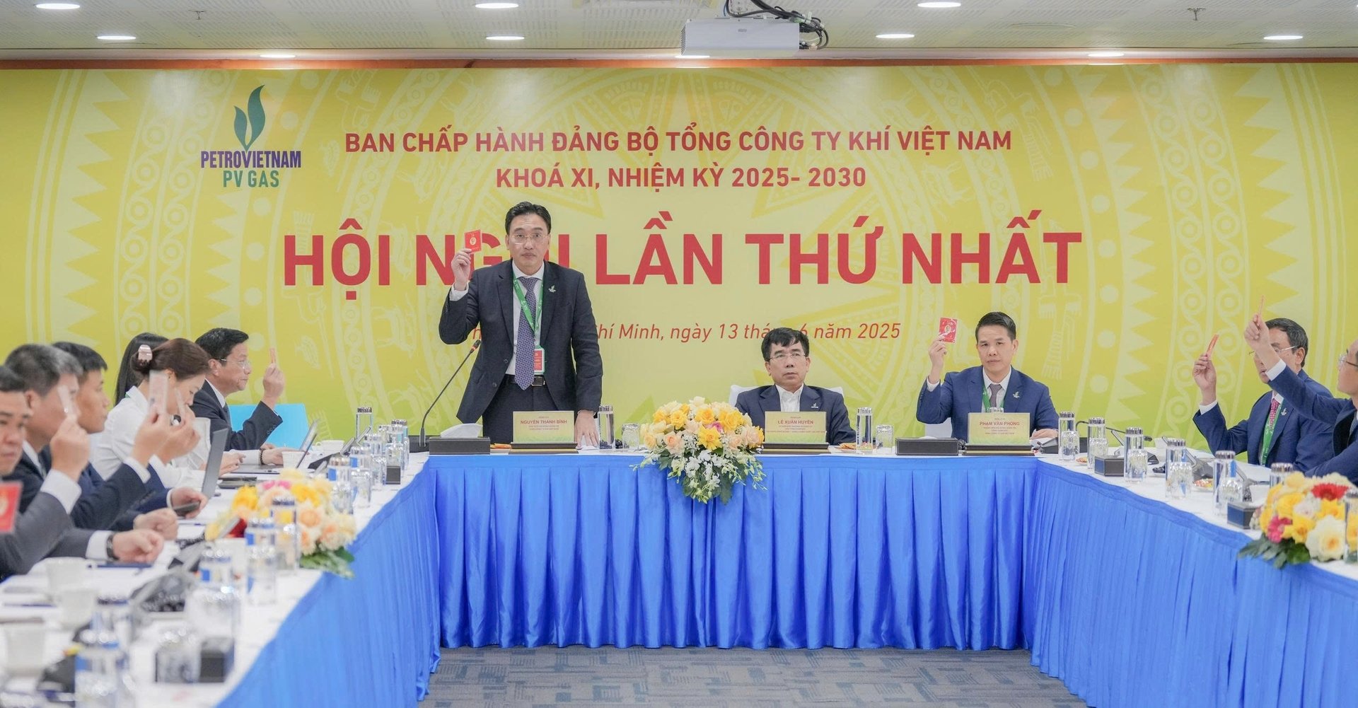 BCH Đảng bộ nhiệm kỳ mới tham gia biểu quyết tại Hội nghị lần thứ Nhất. Ảnh: PV. BCH Đảng bộ nhiệm kỳ mới tham gia biểu quyết tại Hội nghị lần thứ Nhất. Ảnh: PV.