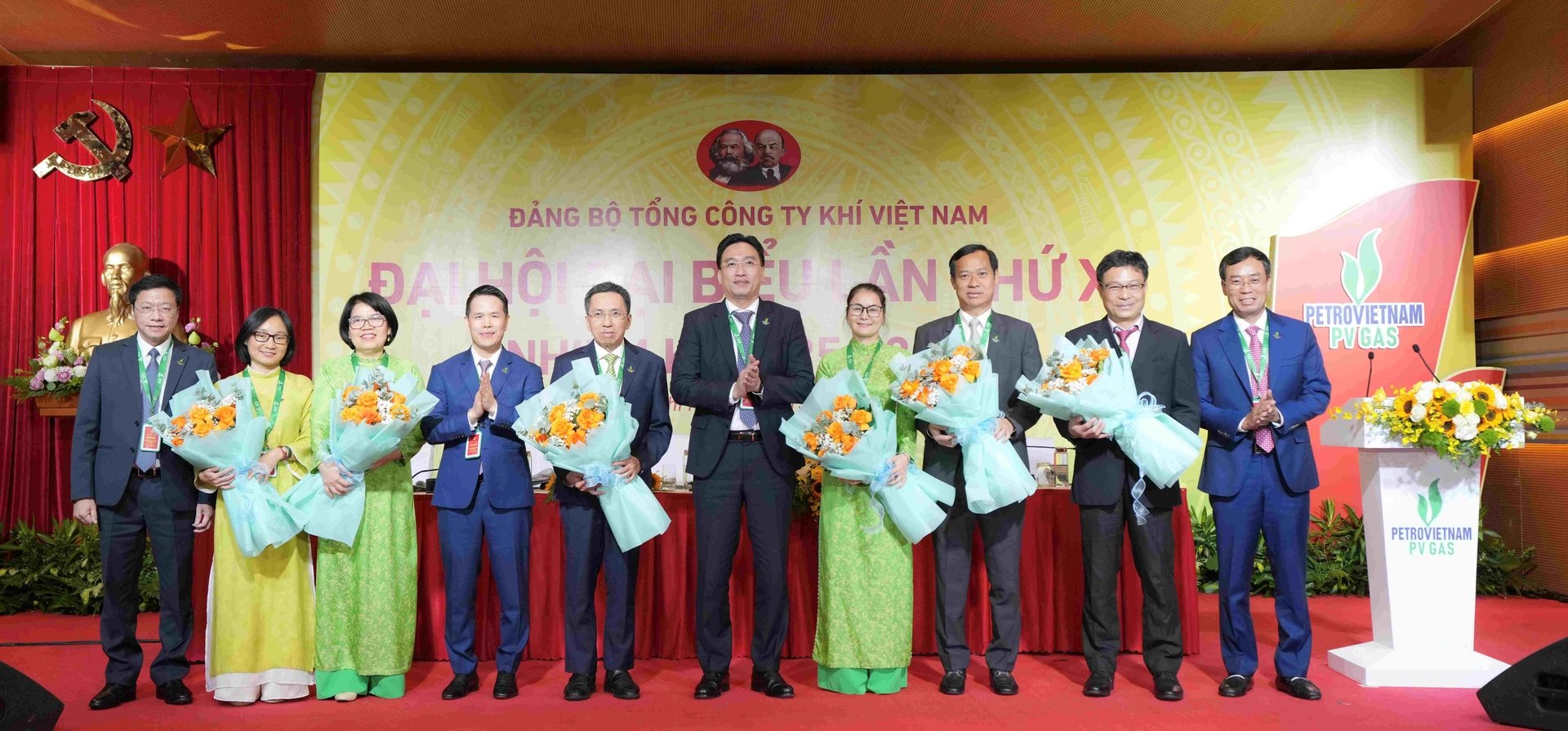 Đại hội tặng hoa tri ân Ban chấp hành nhiệm kỳ 2020 - 2025. Ảnh: PV. Đại hội tặng hoa tri ân Ban chấp hành nhiệm kỳ 2020 - 2025. Ảnh: PV.