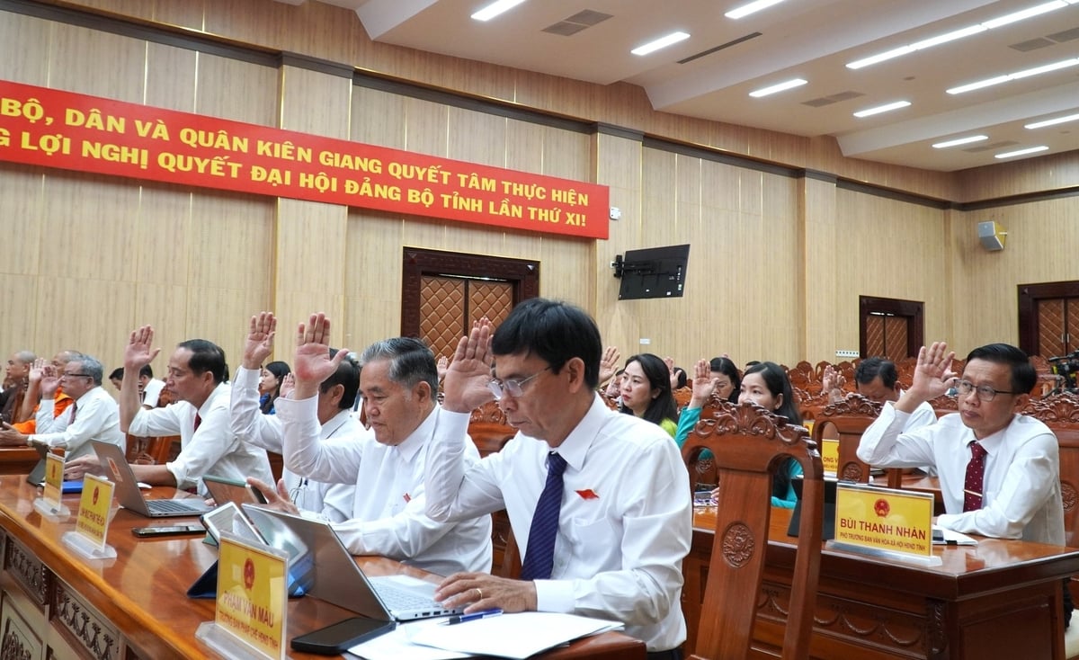 Các đại biểu tán thành thông qua các nghị quyết quan trọng tại kỳ họp. Ảnh: Trung Chánh. Các đại biểu tán thành thông qua các nghị quyết quan trọng tại kỳ họp. Ảnh: Trung Chánh.