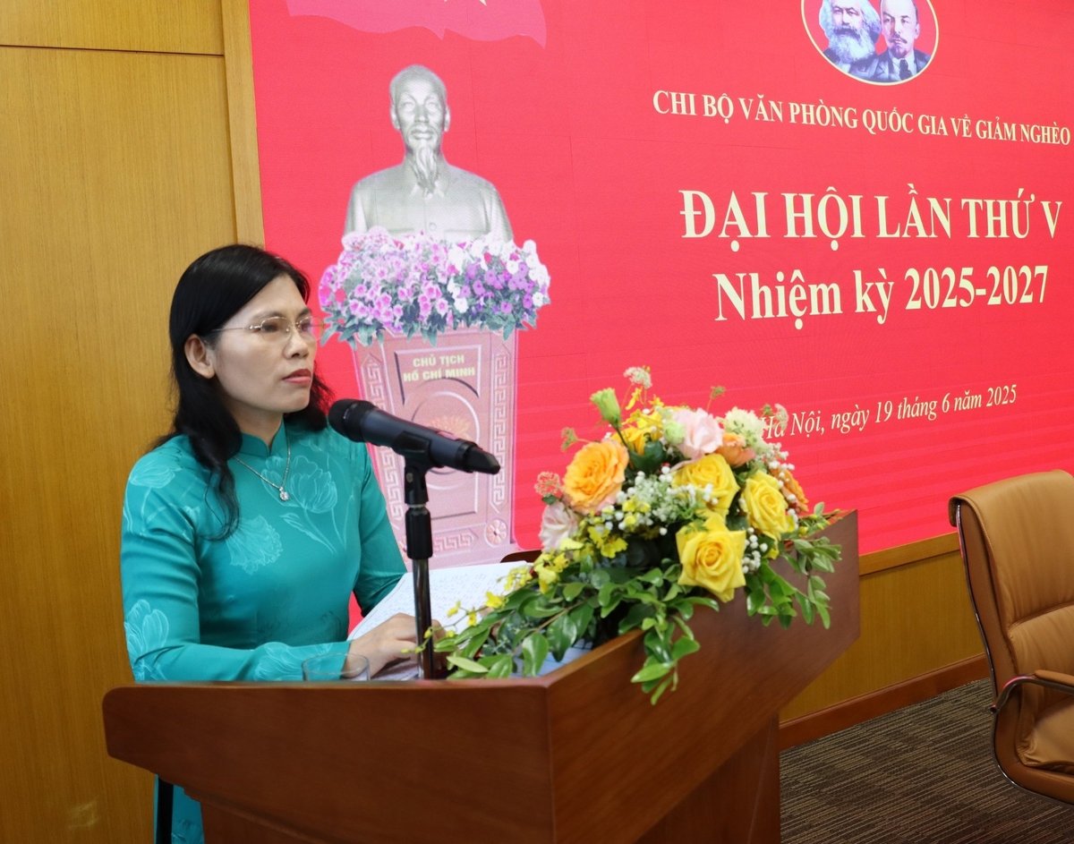 Đồng chí Nguyễn Thị Yến, Phó Chánh Văn phòng Đảng ủy Bộ NN-MT ghi nhận những kết quả nổi bật của Chi bộ Văn phòng Quốc gia về giảm nghèo trong nhiệm kỳ vừa qua. Ảnh: Việt Anh. Đồng chí Nguyễn Thị Yến, Phó Chánh Văn phòng Đảng ủy Bộ NN-MT ghi nhận những kết quả nổi bật của Chi bộ Văn phòng Quốc gia về giảm nghèo trong nhiệm kỳ vừa qua. Ảnh: Việt Anh.