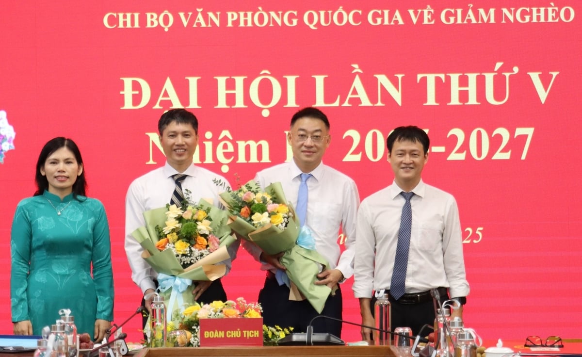 Đồng chí Nguyễn Thị Yến tặng hoa, chúc mừng Ban Chi ủy khóa mới, nhiệm kỳ 2025-2027. Ảnh: Việt Anh. Đồng chí Nguyễn Thị Yến tặng hoa, chúc mừng Ban Chi ủy khóa mới, nhiệm kỳ 2025-2027. Ảnh: Việt Anh.