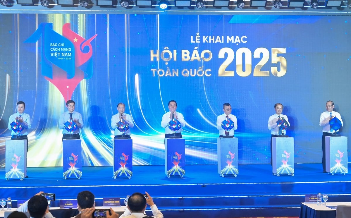Các đại biểu bấm nút chính thức khai mạc Hội báo toàn quốc năm 2025. Ảnh: Tùng Đinh. Các đại biểu bấm nút chính thức khai mạc Hội báo toàn quốc năm 2025. Ảnh: Tùng Đinh.