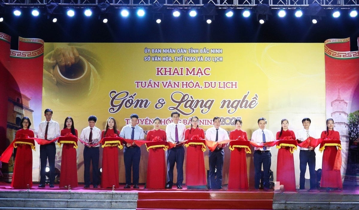 Khai mạc Tuần văn hóa, du lịch Gốm và Làng nghề truyền thống 2025 đánh dấu khởi đầu một tuần lễ đầy hứa hẹn về văn hóa và du lịch tại Bắc Ninh. Ảnh: Bắc Ninh gov. Khai mạc Tuần văn hóa, du lịch Gốm và Làng nghề truyền thống 2025 đánh dấu khởi đầu một tuần lễ đầy hứa hẹn về văn hóa và du lịch tại Bắc Ninh. Ảnh: Bắc Ninh gov.