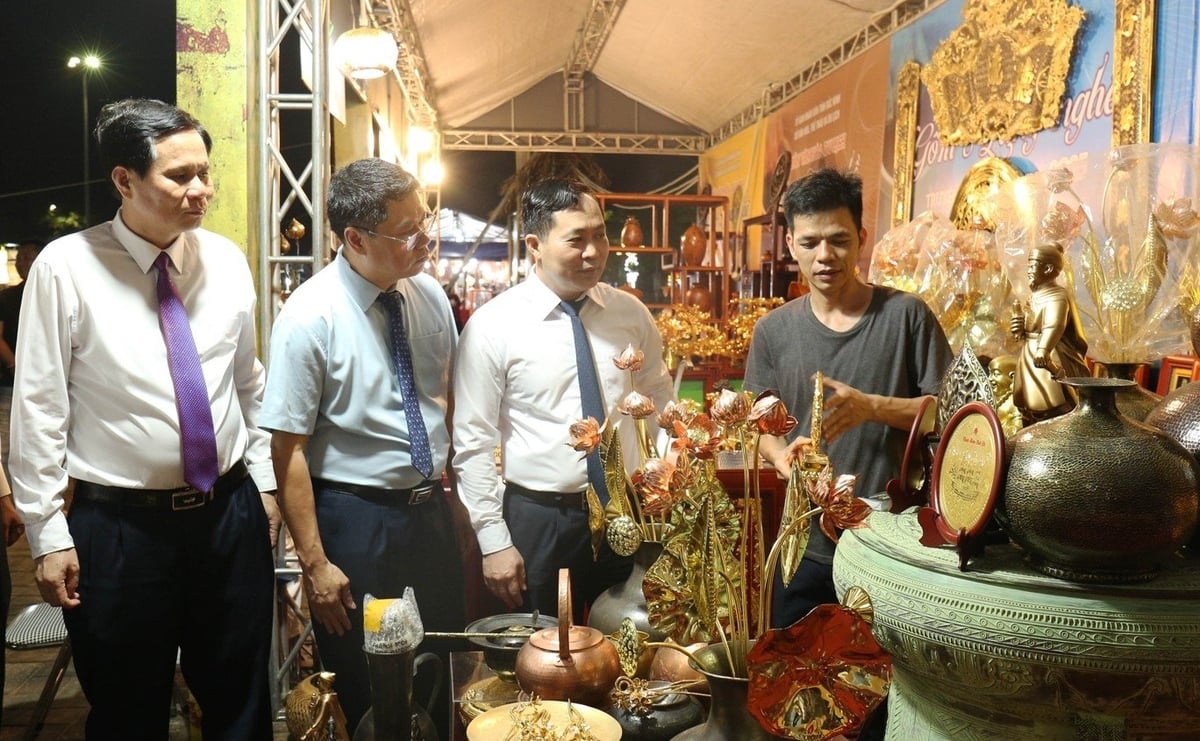 Các đại biểu tham quan các gian hàng trưng bày sản phẩm. Ảnh: Bắc Ninh gov. Các đại biểu tham quan các gian hàng trưng bày sản phẩm. Ảnh: Bắc Ninh gov.