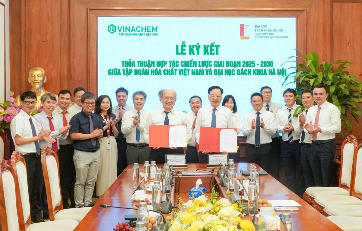 Lễ ký kết đánh dấu bước phát triển mới trong quan hệ hợp tác giữa Vinachem và  HUST, mở ra hướng đi thiết thực kết nối hiệu quả giữa đào tạo - nghiên cứu với sản xuất - kinh doanh. Ảnh: Vinachem.